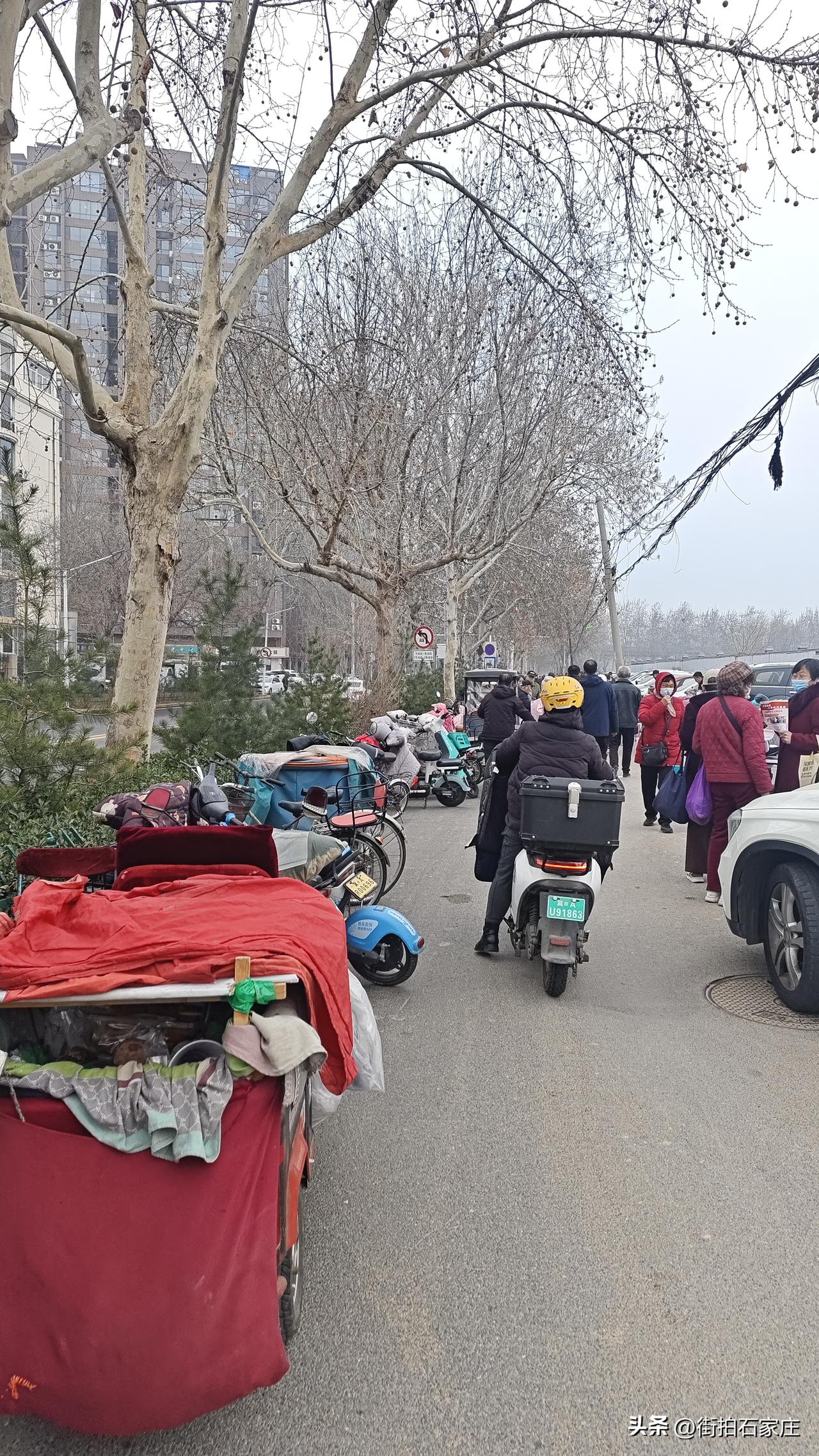 石家庄城管赶紧管理一下吧！大集市都开到马路上了！
大路都堵了，自行车都过不去！