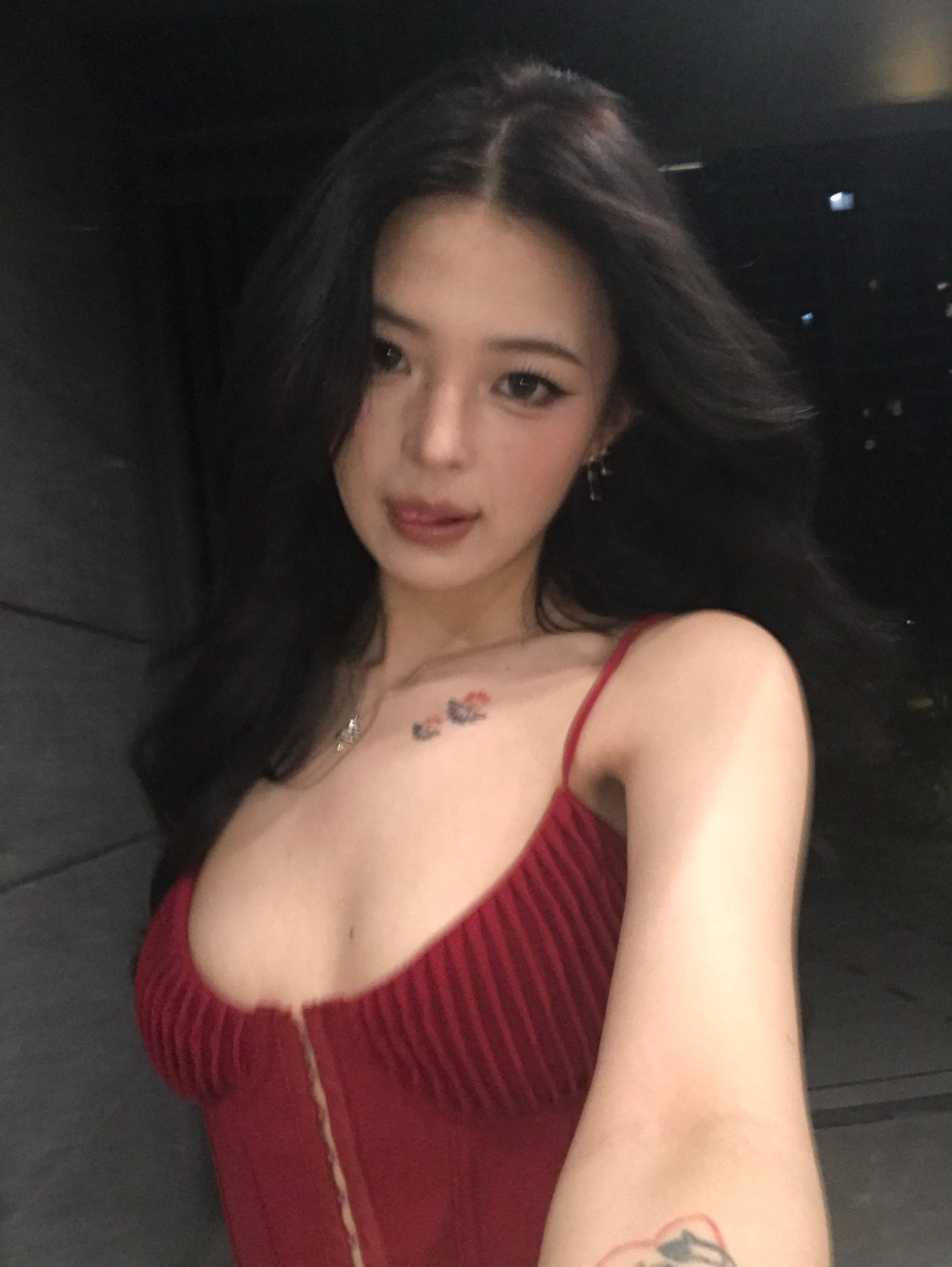 自己染了个黑茶色 深色感觉发质真不错呀～  突然张了好几个大痘 哎呀！！ 