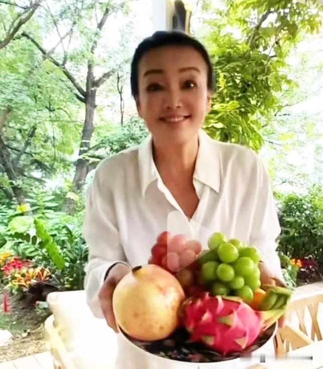 中秋月圆，人间皆安！恰逢阖家团圆的美好佳节，兰姐也分享了温馨满满的节日日常，温柔