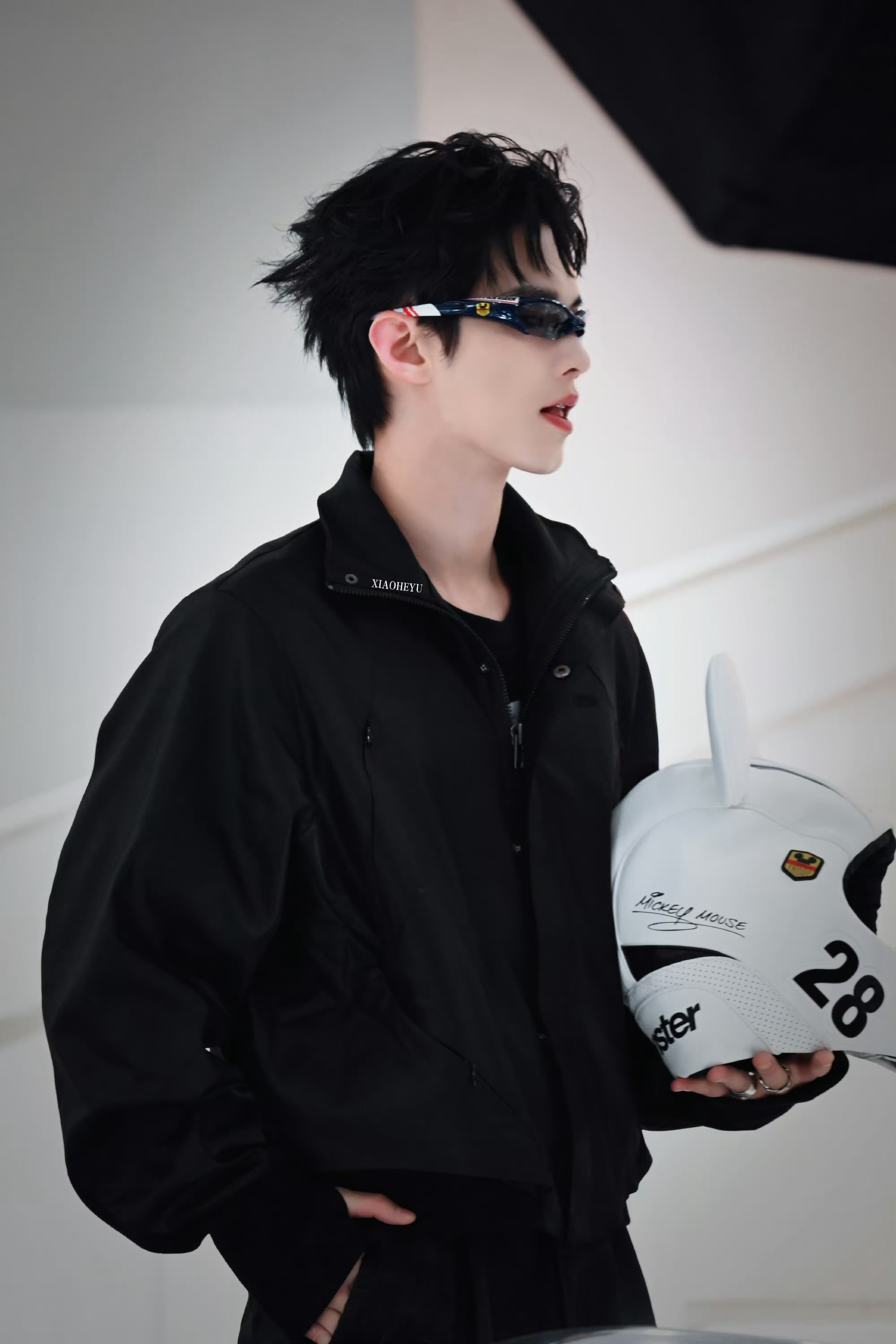 何与送拍立得签名照救命！何与好宠！何与给粉丝送拍立得签名照刚签好的拍立得就送，幸