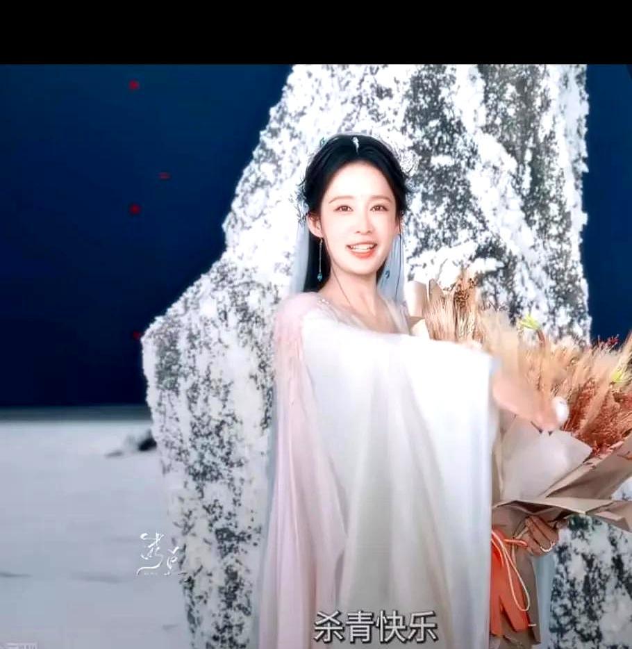 谁能想到李沁的古装新剧，刚完结就冲成年度黑马。
 
《一笑随歌》10月2日爱奇艺