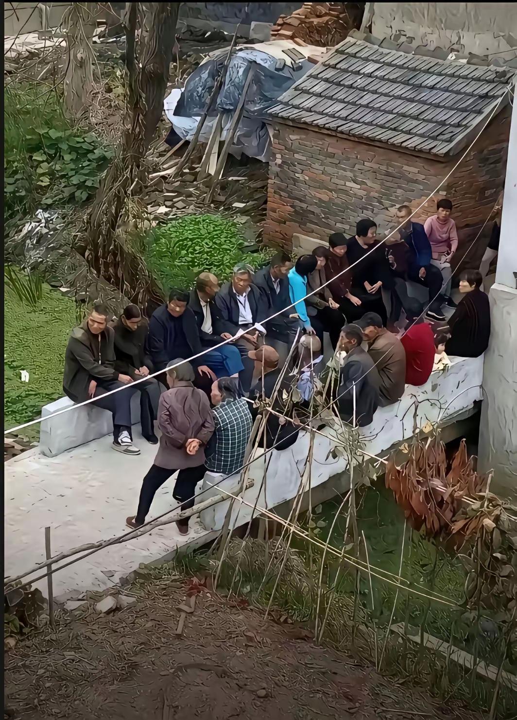 回村路过“情报中心”，这里是进村必经之路，叔伯婶子们整整齐齐坐一排，那眼神扫过来