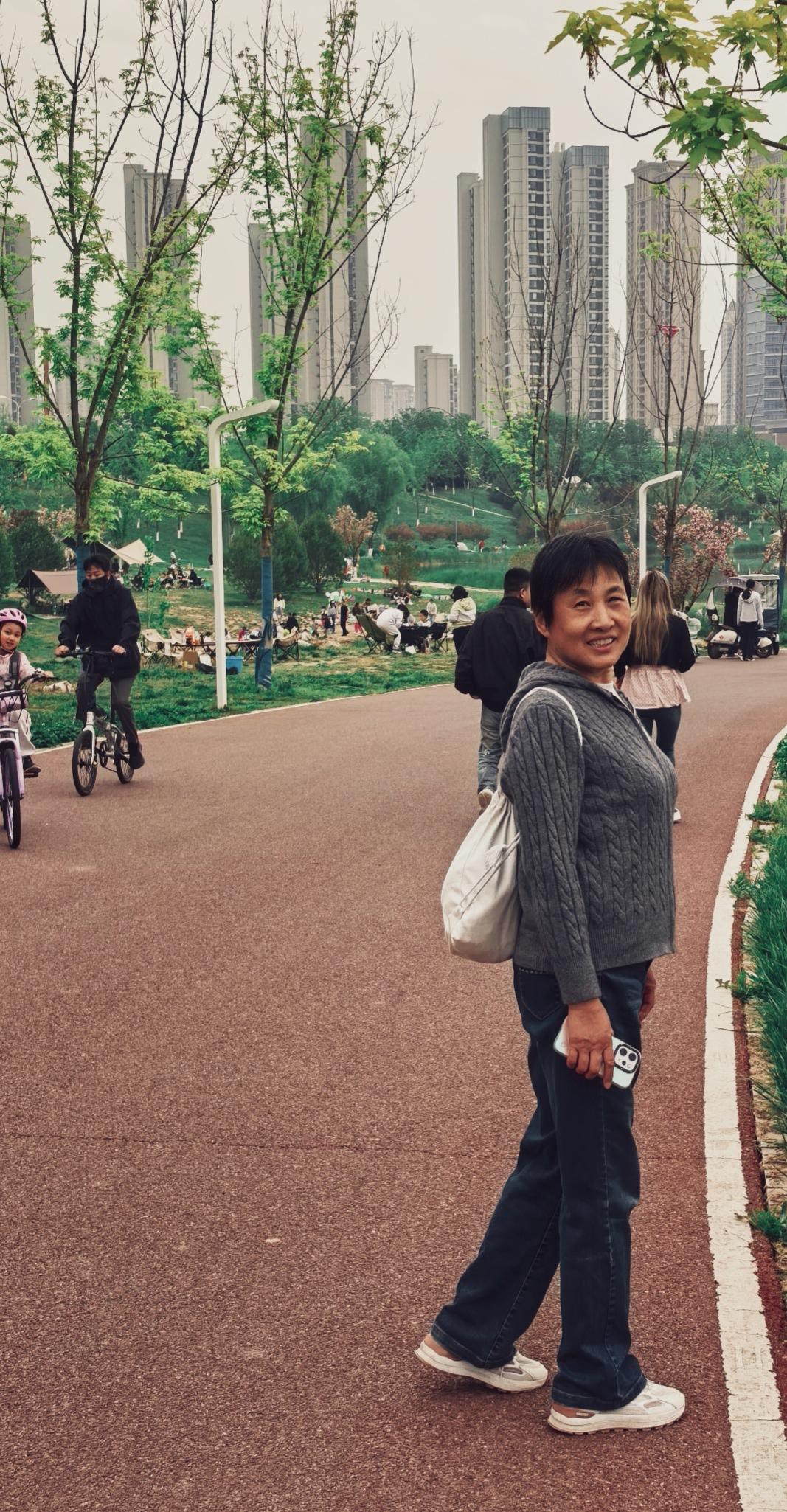 走着，走着！鞋跟越来越矮了，人也成了风景里的背景版。