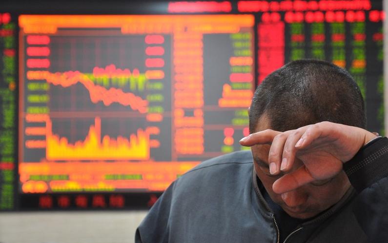 深圳一位股民老王最近比较苦恼，他47.01元买入 银之杰6000股，跌到37.8