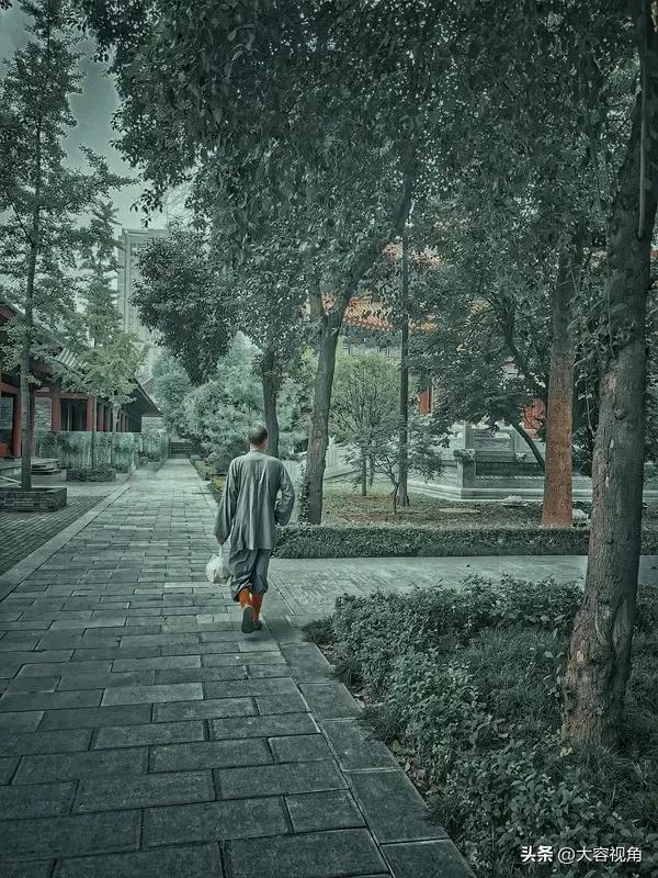 館於普濟院黎明僧送粥至
(黄国培)
天風吹我鏡江游，乞得虚堂粥一甌。
半世生涯千