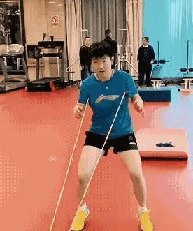 [微笑]心疼！莎莎辛苦训练，父母探望满是爱

“哎呀，咱莎莎这训练也太苦啦！她爸