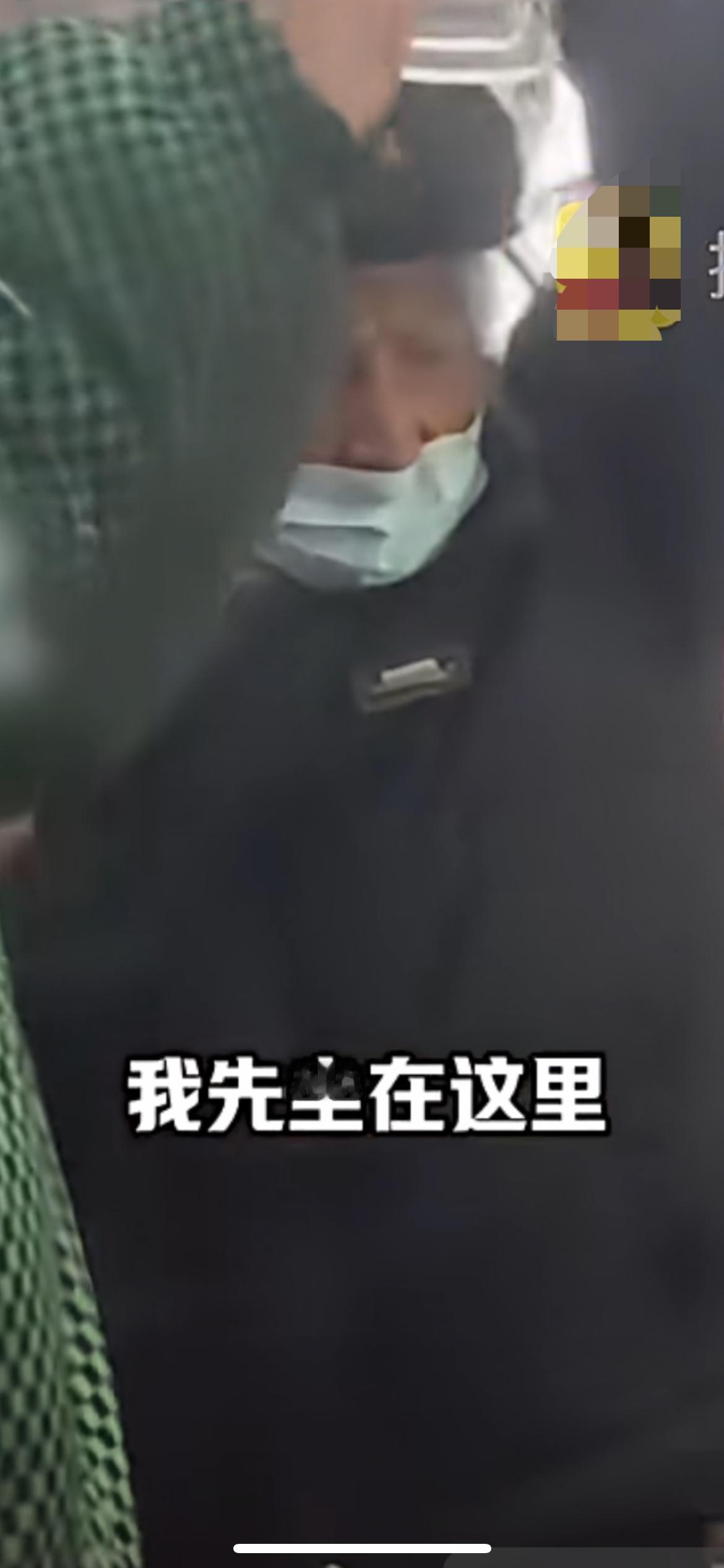 12月9日上海，女子疑因没有主动给老人让座被围着“教育”。一大爷直言：“这么多人