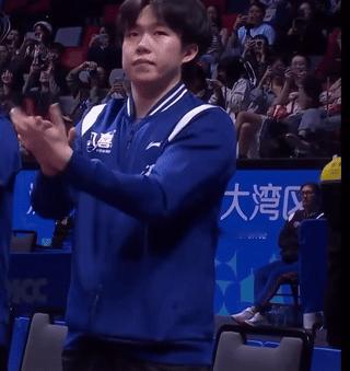 卖力鼓掌的王楚钦[赞][捂脸]！
2025年第15届全运会乒乓球男团比赛如火如荼