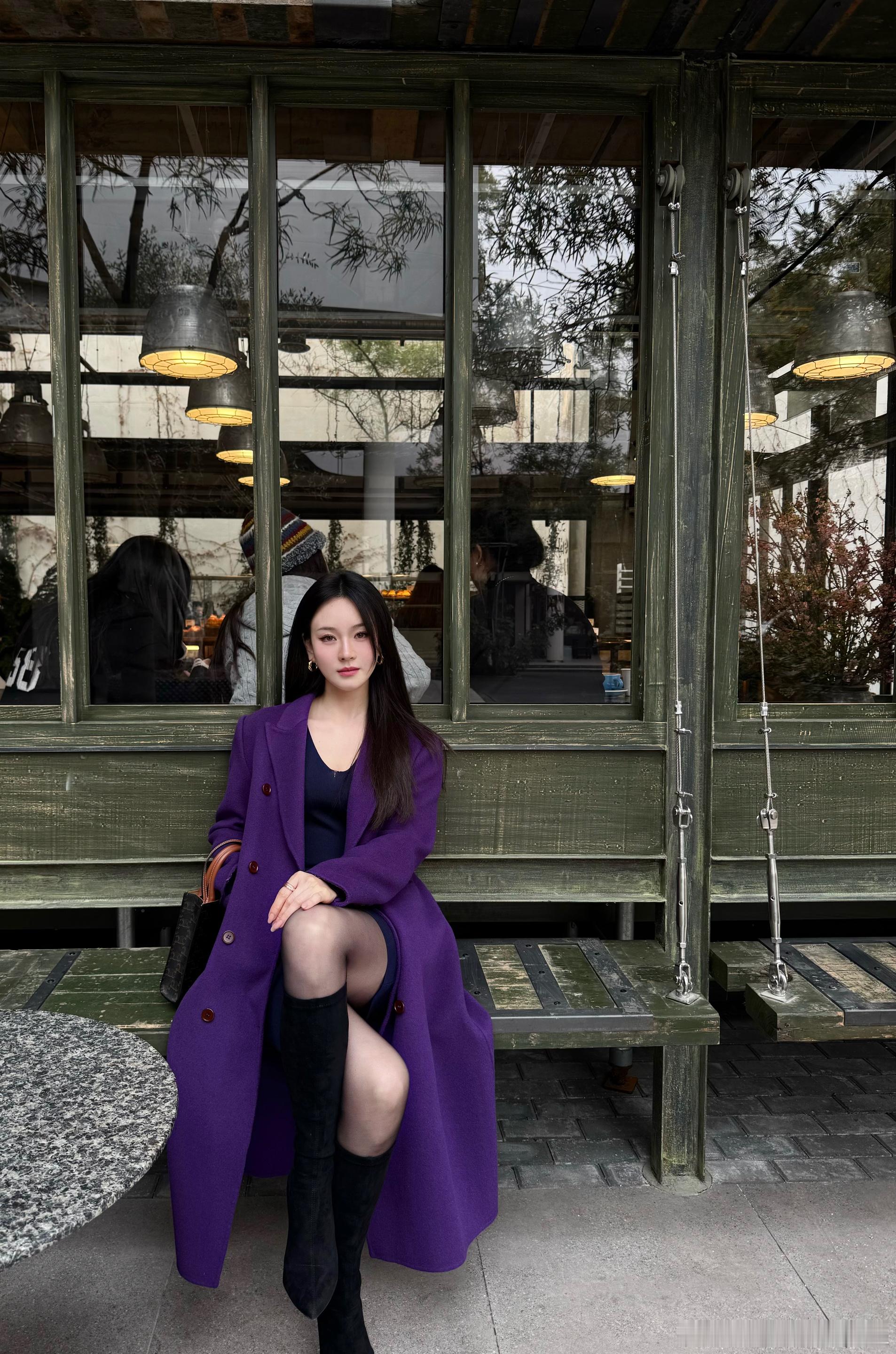 遇到情绪 我懂得躲藏感到委屈 我假装无恙想说的每个字都让它变成泪滴半夜落在衣裳 