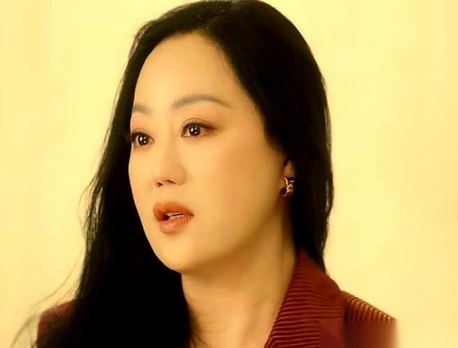 网上那段“秃顶富婆”的视频，估计你刷到过。
镜头怼着一个女人的后脑勺，商场明晃晃