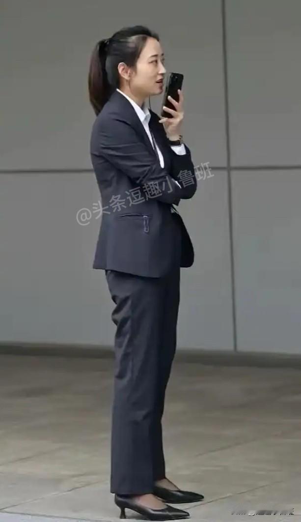 这气质好符合我对银行职场人的印象，是在银行工作的吗？