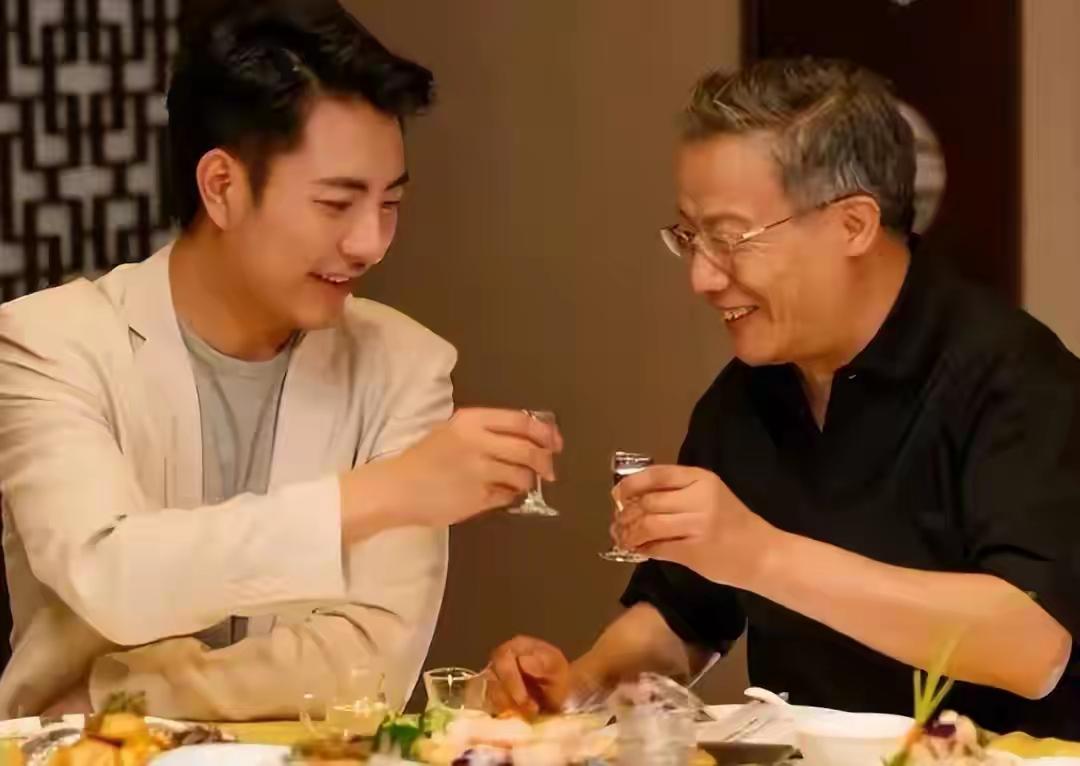 每天一两白酒：养生还是“慢性自杀”？真相让中年人沉默？

“每天一两白酒，活血化