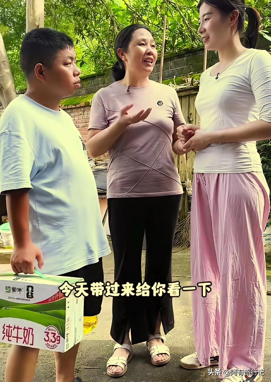 二拉拉又相亲了，还提着一箱牛奶见女方，挺着一个大肚子，长胖了好多。
二拉拉相亲已