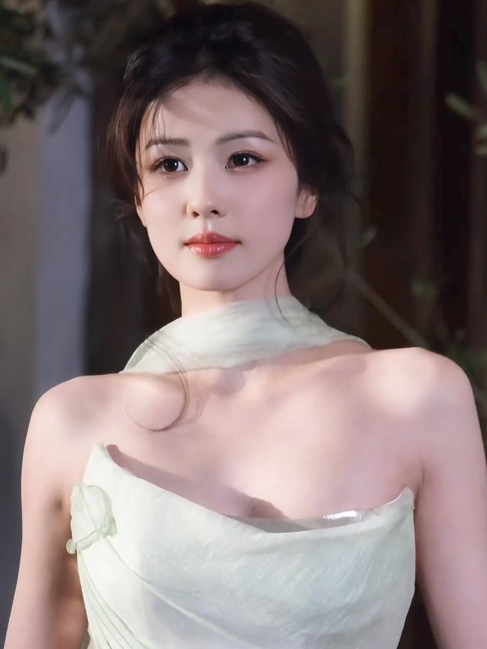 白鹿这组白月光礼服造型，直接美到封神！

白鹿这组白月光礼服造型，真的美到失语。