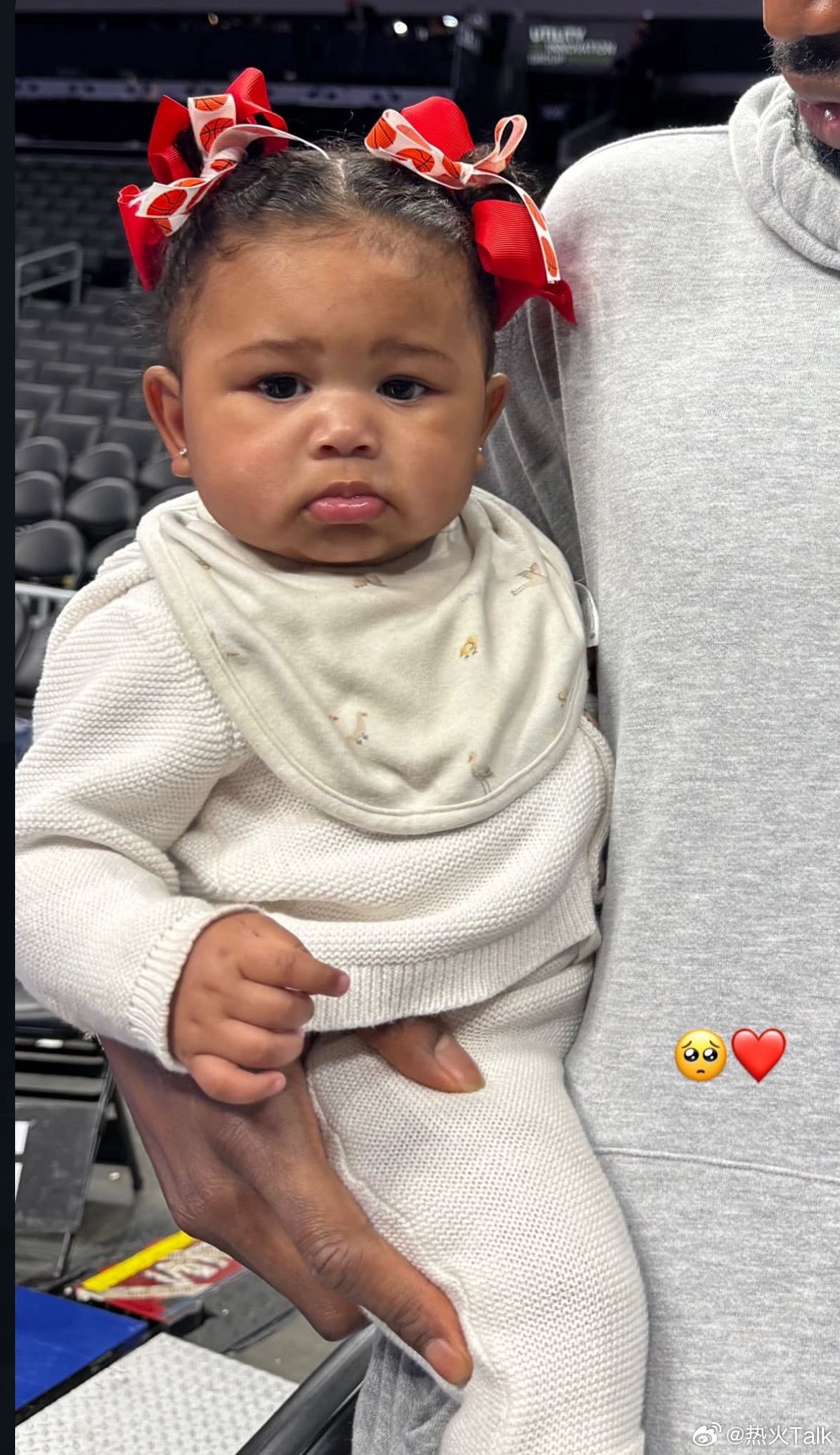 没上场的嘴哥化身奶爸👨🍼在场边带娃看球热火vs黄蜂nba常规赛