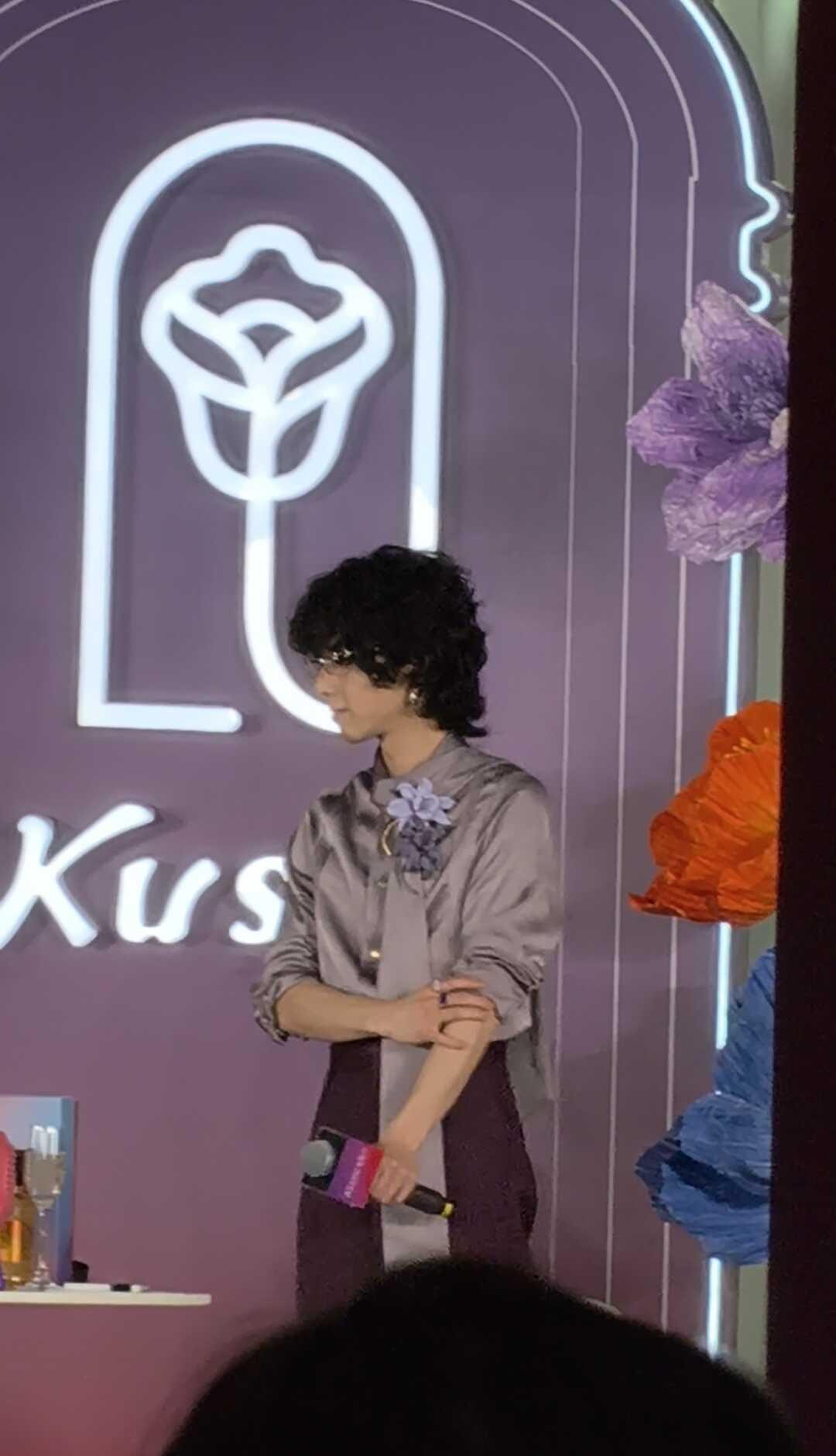 华晨宇蔻斯汀朝阳大悦城
见面了嘿嘿嘿
华晨宇