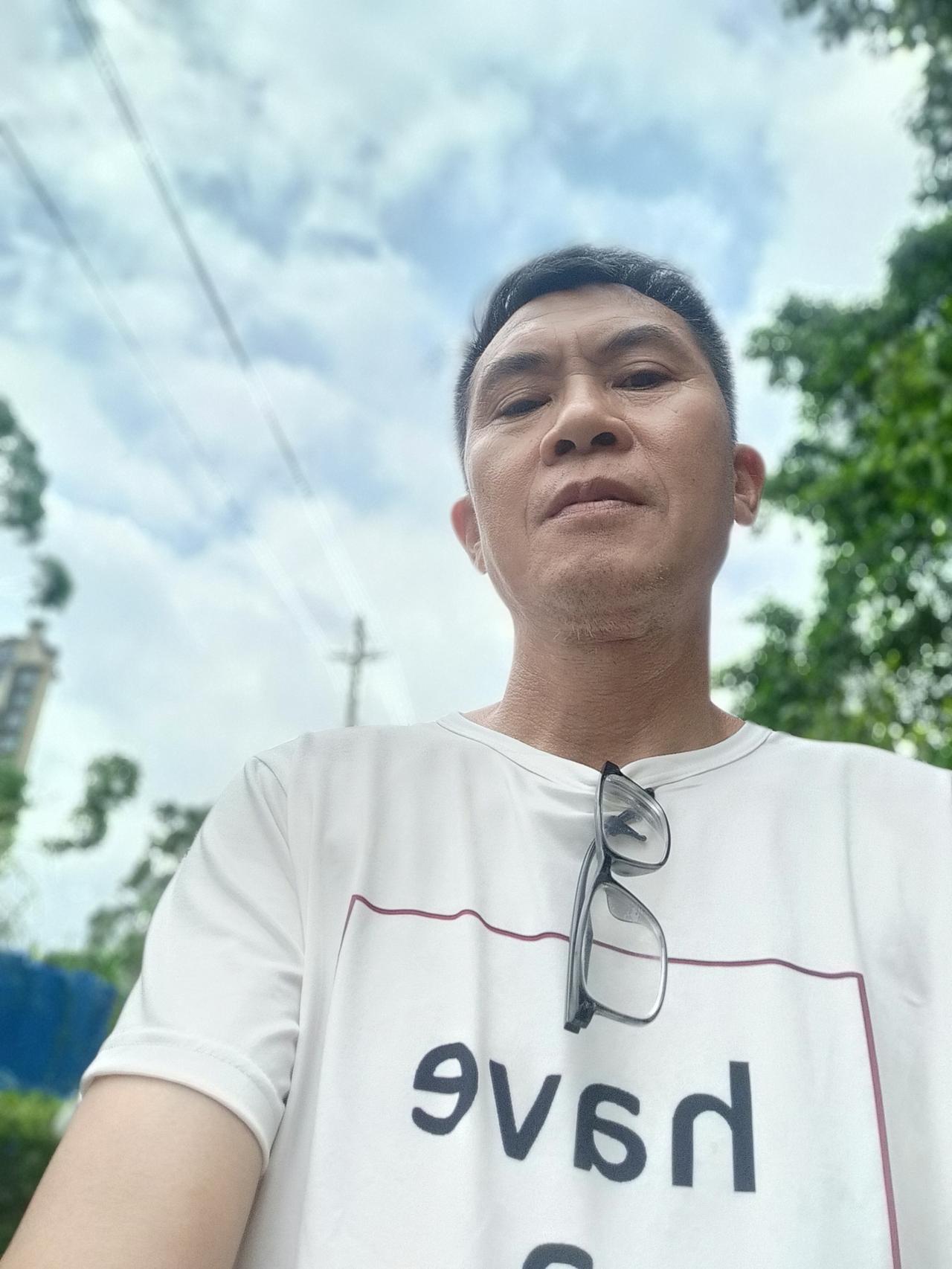 我发现，手机的前后摄像头有明显的区别。
今天早上我去公园里跑步，想拍我的自身照发