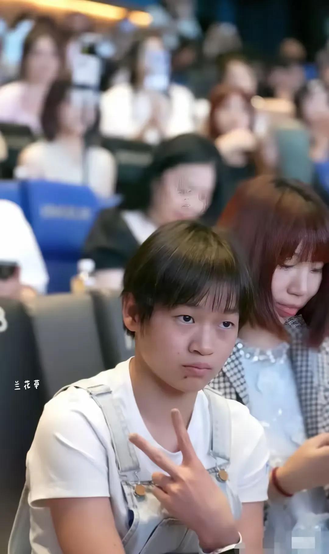 婵宝的手清瘦、修长，真好看！
这双充满力量的小手手，它能压住水花，为国争光。
这