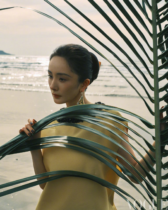 杨幂回应转型之年杨幂回应演到什么时候停下来 登《VOGUE》开年刊封面，2025