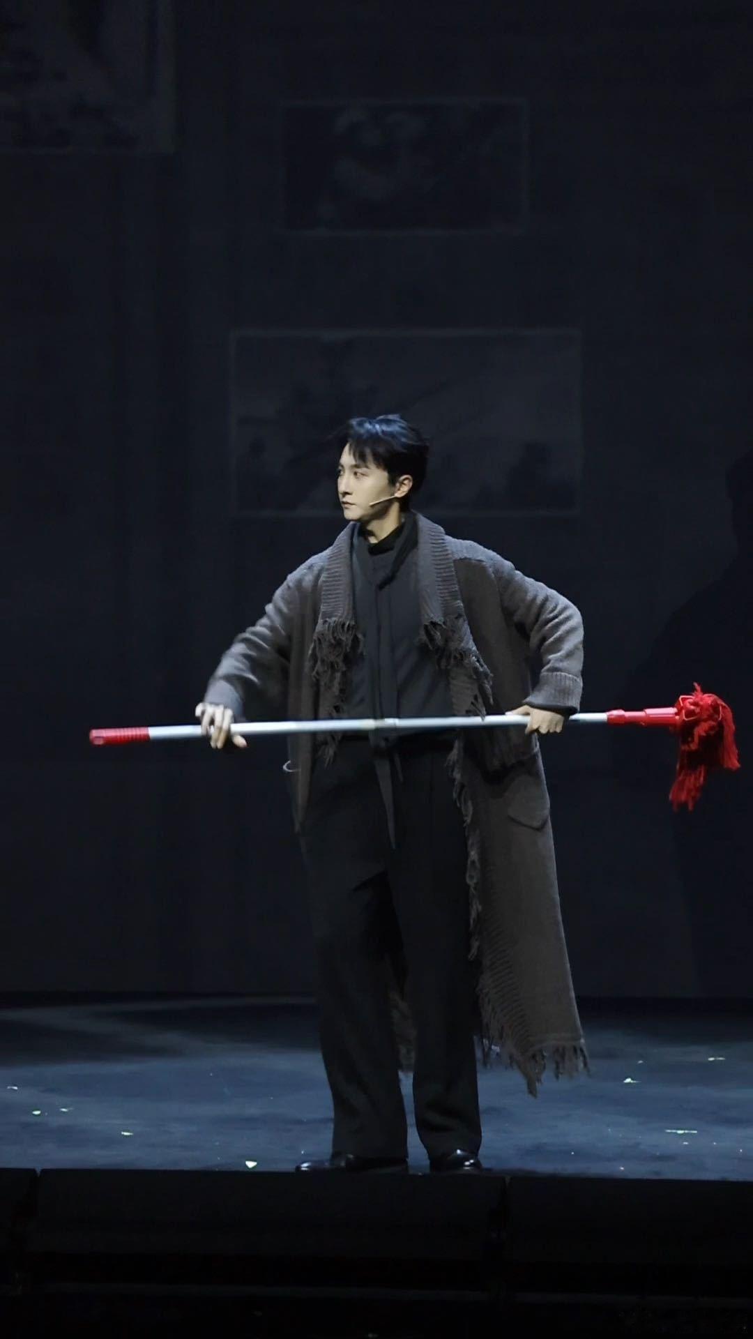 牛骏峰舞的居然是拖把哈哈哈哈牛骏峰你赔我震惊！刚想夸这长缨枪舞得真飒，放大一看…