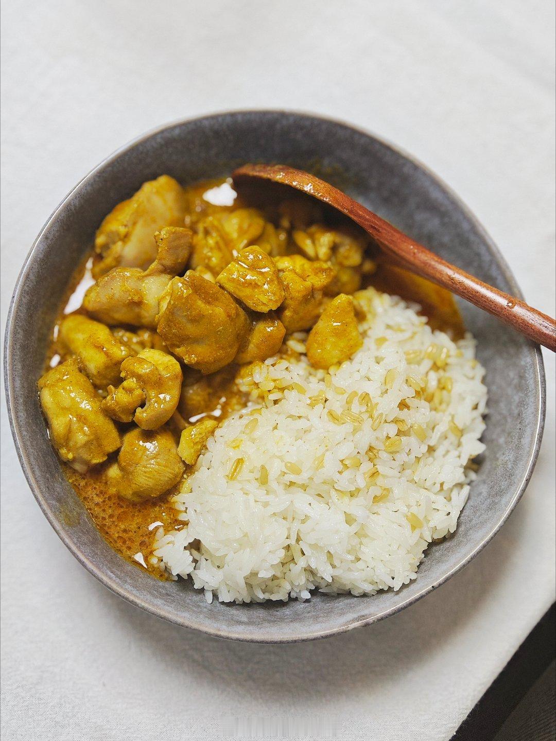 椰香咖喱鸡饭🍛豪赤！留了一些咖喱明天做捞面。 