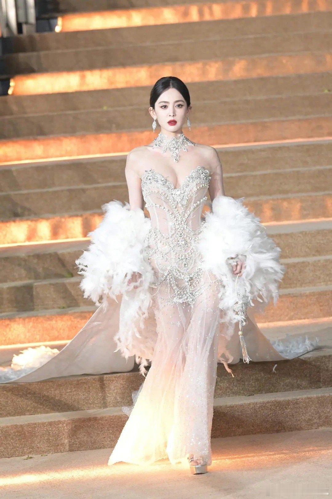 有没有觉得现在内娱男女明星都瘦过头了翻到娜扎23年vogue盛典的红毯造型，太美