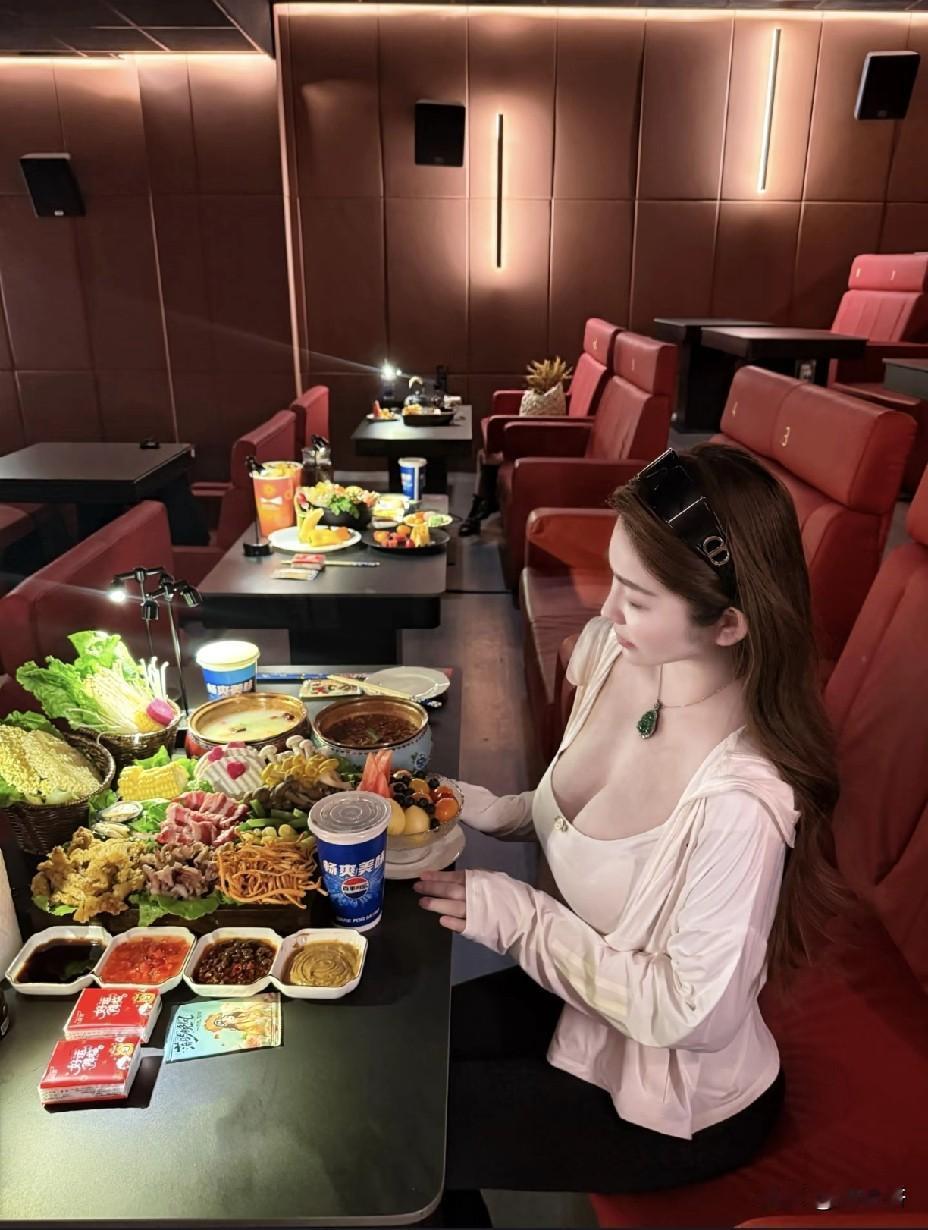 本来打算是减肥的，但是今天又是我电瓶车的生日，所以就有了这个画面[泪奔][泪奔]