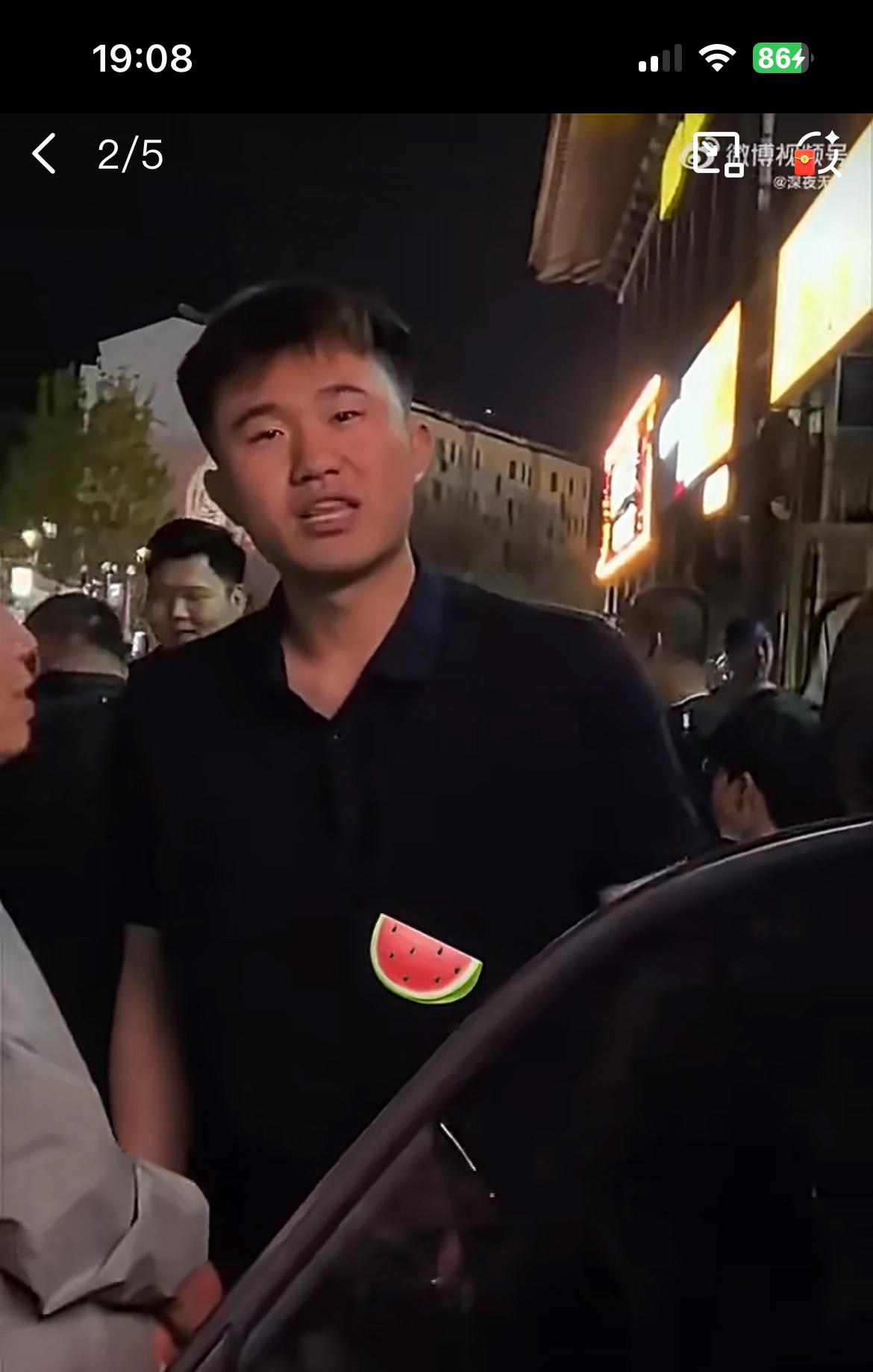 山东梁山逼彩礼风波，图中的男子被车上的女子逼婚，索要 20 万彩礼，男子不从。被