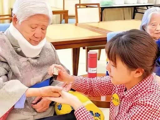 一位美国华人曾表示，现如今越来越多的华裔老人想要回国养老，你以为这些老人是想要落