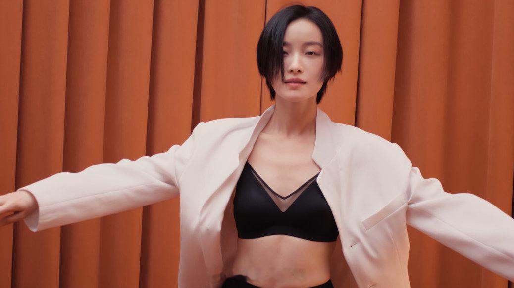 倪妮的新松弛感 被温柔拥抱的瞬间，松弛感自然流露。倪妮在镜头里安静舒展，每一个眼