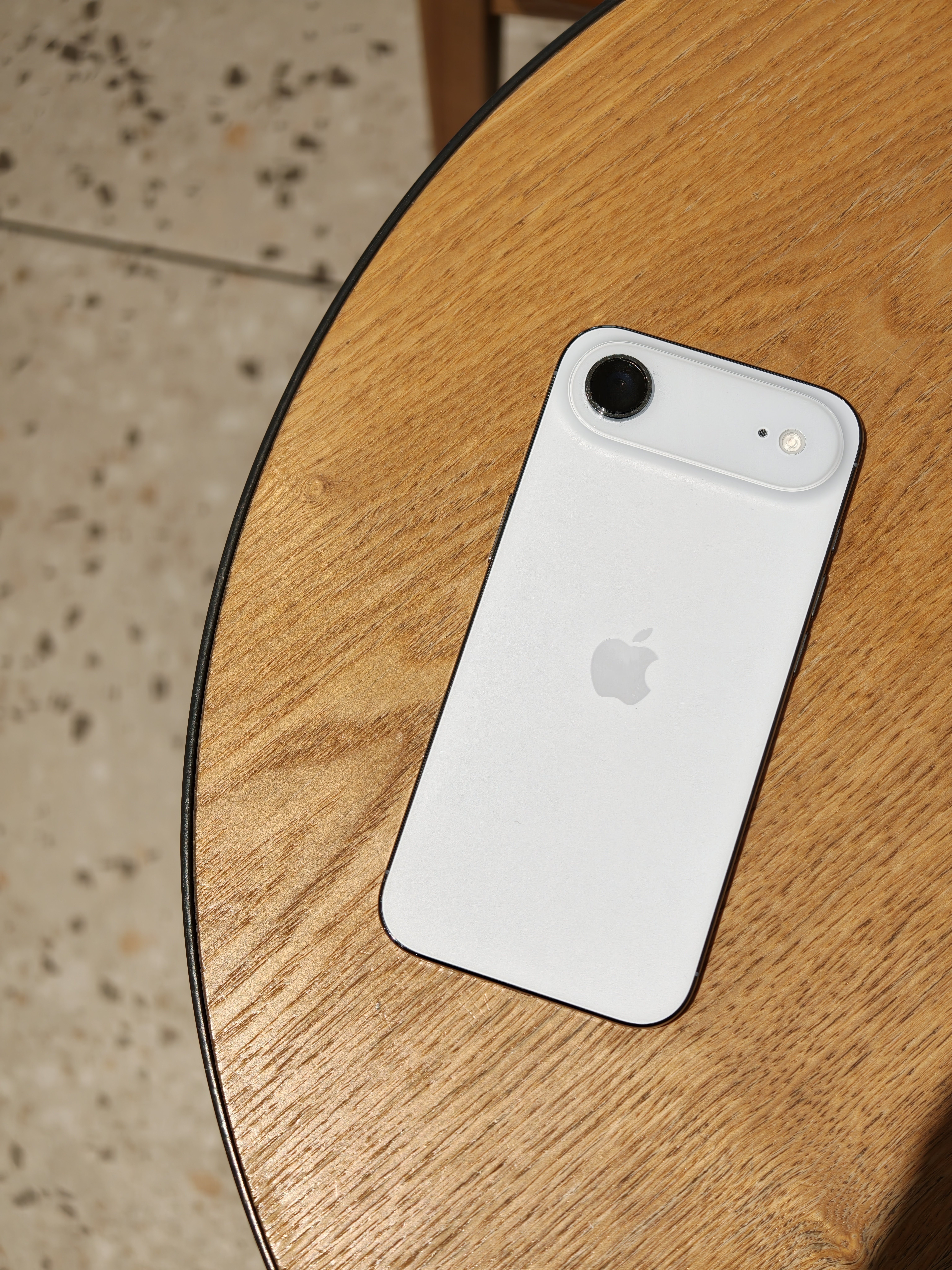 艹，坏了。iPhone Air 当了一天主力机之后，已经习惯了Air的重量，现在