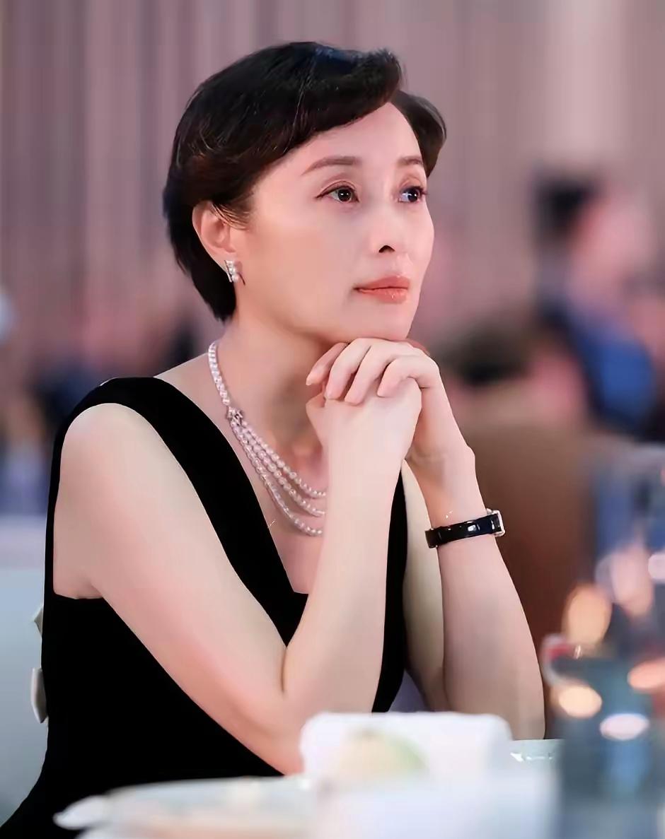 吴越在采访里提到父亲问她：“你会送我去养老院吗？”
她愣了几秒，蹲下来握住父亲的