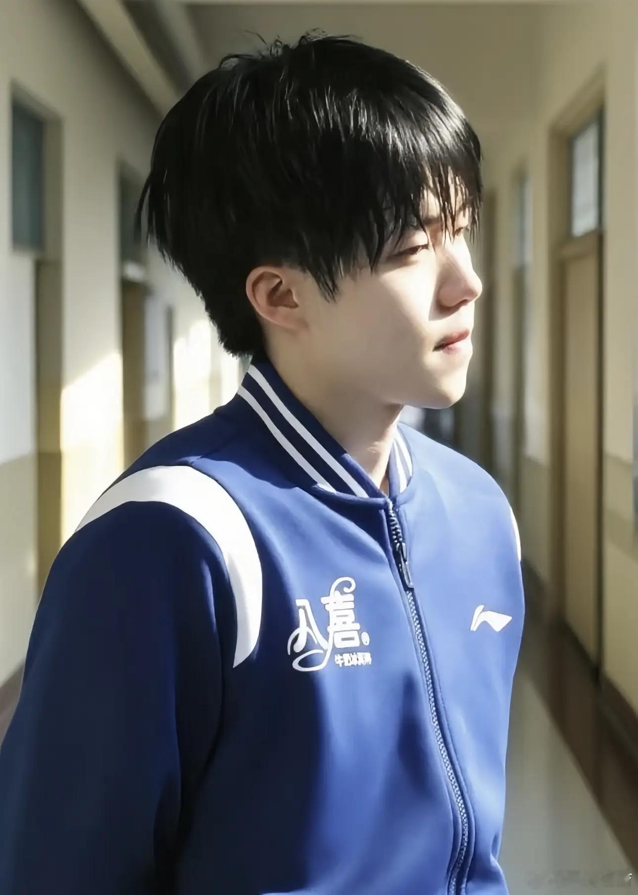 王楚钦的少年感妥妥的少年此时此刻肩负着使命与责任，用肩膀扛起大旗，加油莎大头 