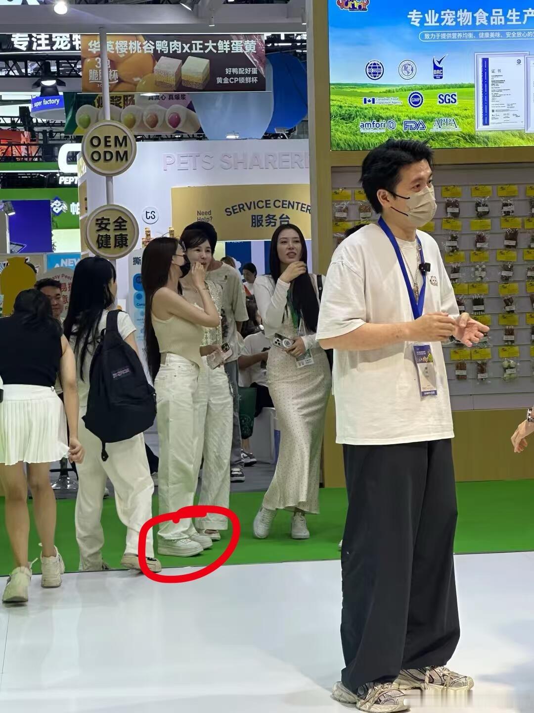 叶柯没有一米五吧，这厚底鞋得8-10公分左右吧。。。。 ​​​