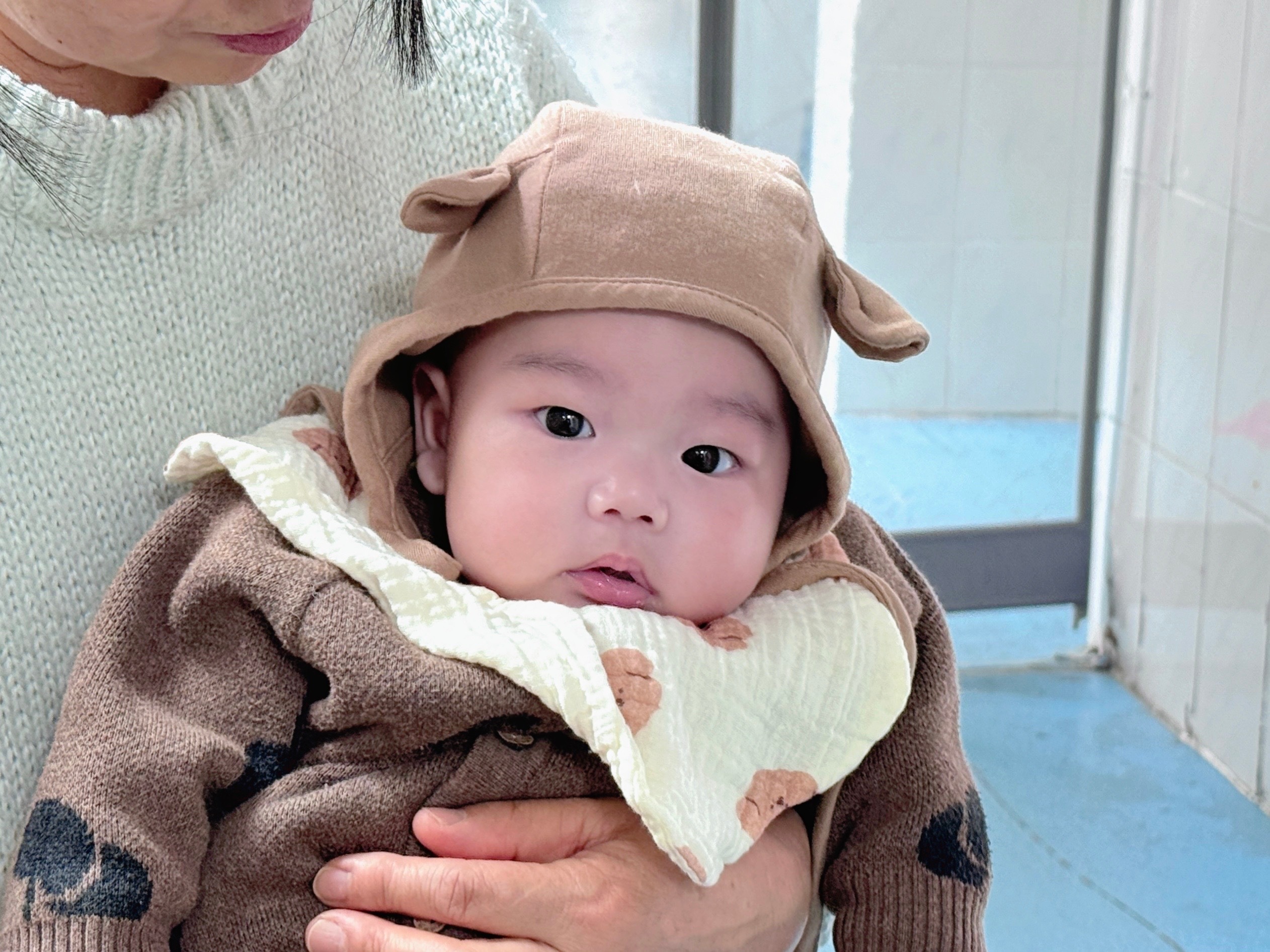 手机里面全是崽的照片 