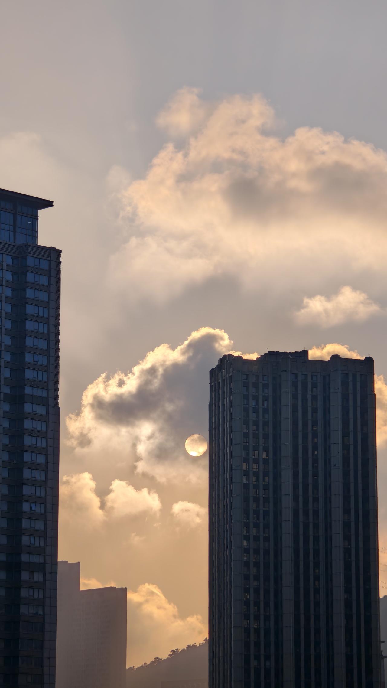 暑假第七天的第二波户外[大金牙]
今天的夕阳🌇来自亚洲最大城市广场——星海广场