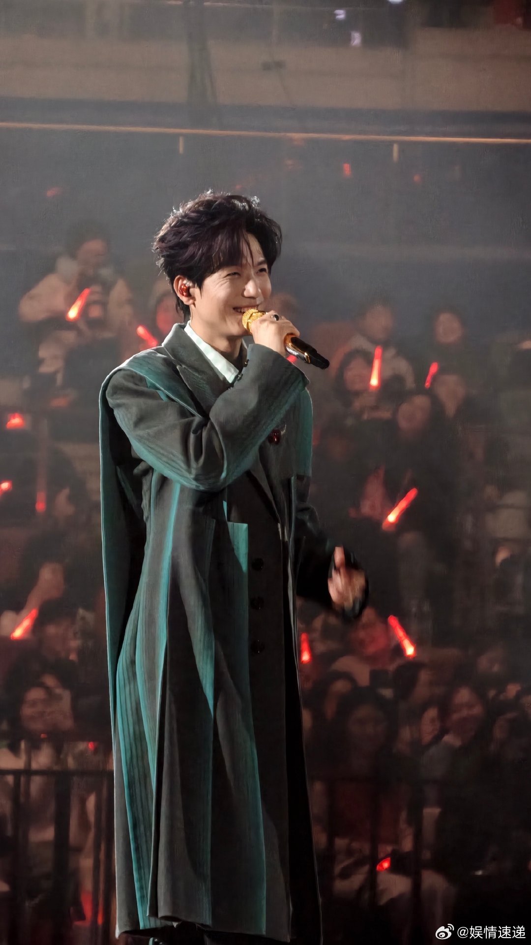 陈楚生被还烫小手整沉默了 看生哥从疑惑到震惊的表情变化，歌迷的“烫手”创作功不可