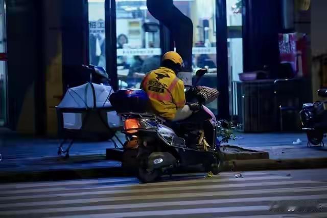 【张维为：你说的幸福在哪里？】
郑州某日午后
一位20出头的外卖小哥
在紧张忙碌