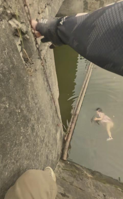上央视新闻了！浙江慈溪，一钓鱼佬回家途中，意外瞥见水面漂着个穿尿不湿的孩子。起初