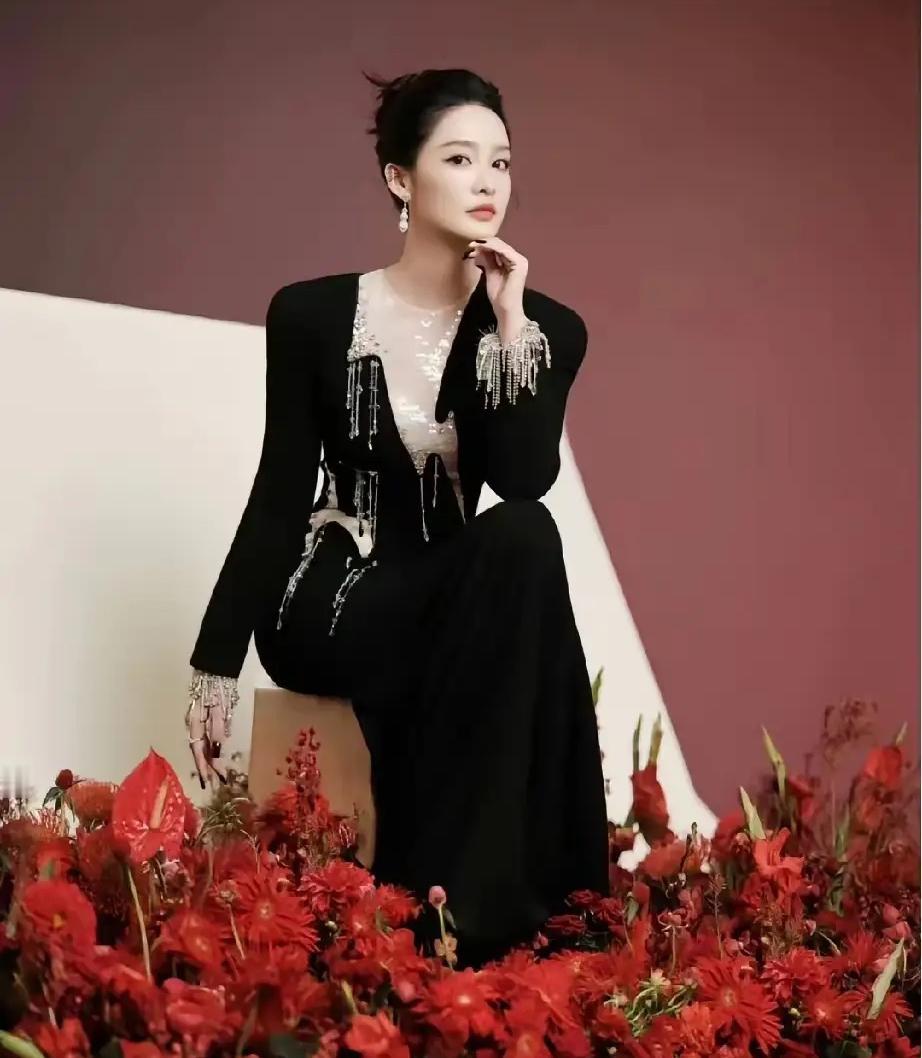 大家觉得李沁美不美？

当所有人的目光都被最耀眼的光芒吸引，我却独独沉醉于李沁那