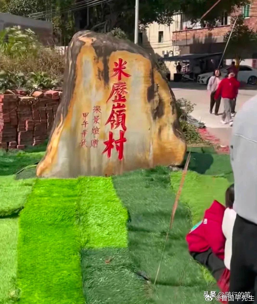 梁文锋回老家，村里挂起横幅欢迎，情绪价值拉满。deepseek创始人梁文锋回家过