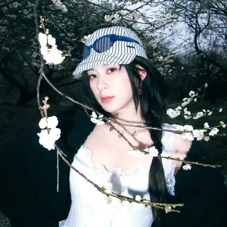 这氛围感，这镜头感，说不是偶像剧女主角谁信？赵昭仪综艺录制像在拍现偶合伙人