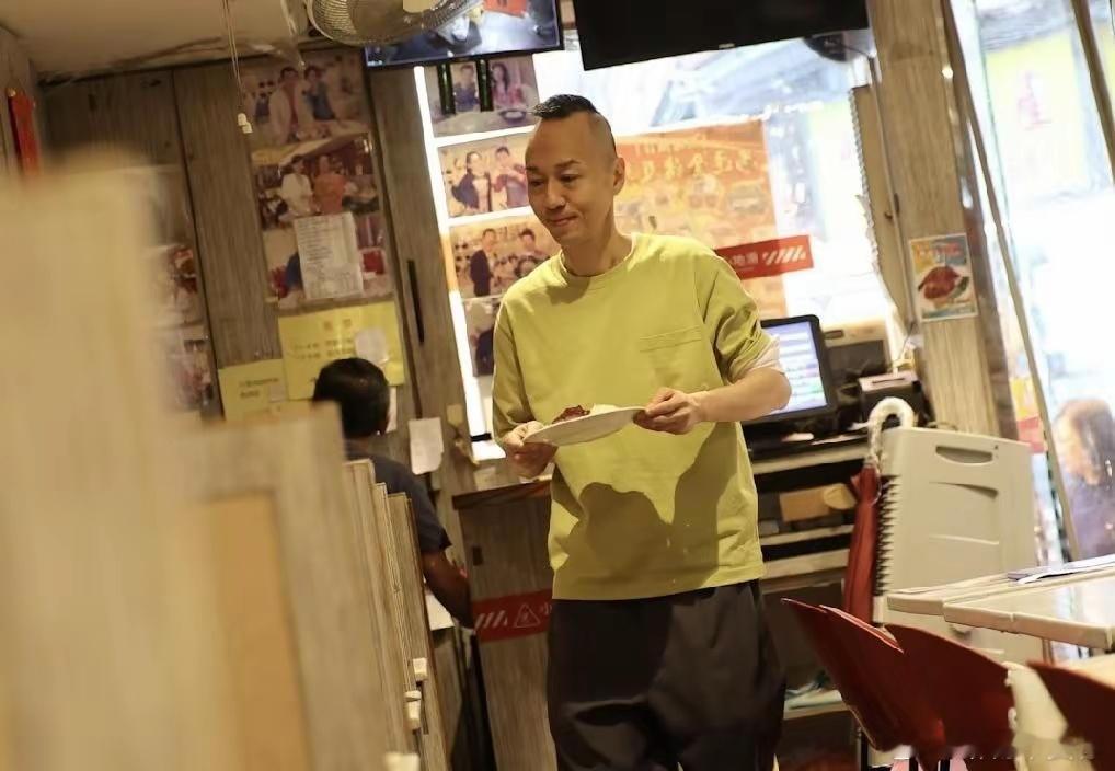52岁TVB演员戴耀明餐厅打工 在TVB当了这么多年的"绿叶王"，戴耀明还得为生