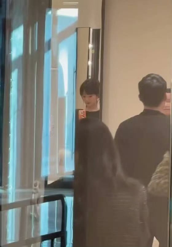 杨紫被抓包在自拍杨紫这气质，简直是华伦天奴的活招牌啊