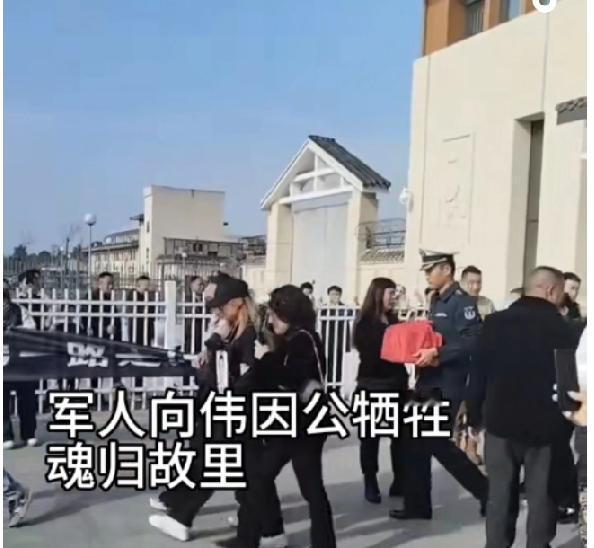 中国人民海军英雄向伟，在执行任务时，不幸因公牺牲。湖南省龙山人民自发的送英雄最后