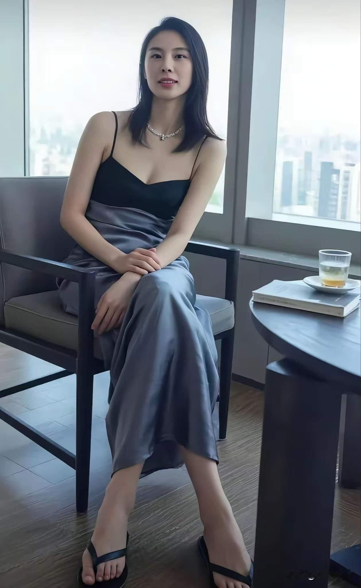 本来以为有靠山，
一查才知全是拿命拼的
 
越看王思雨，心里越不是滋味。
 
她