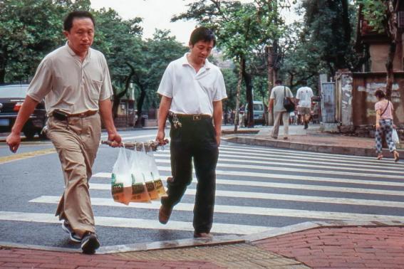 在潍坊东北部的人在外面遇见熟人都招呼"家去"或"家起”，这句话是潍坊方言，所以近