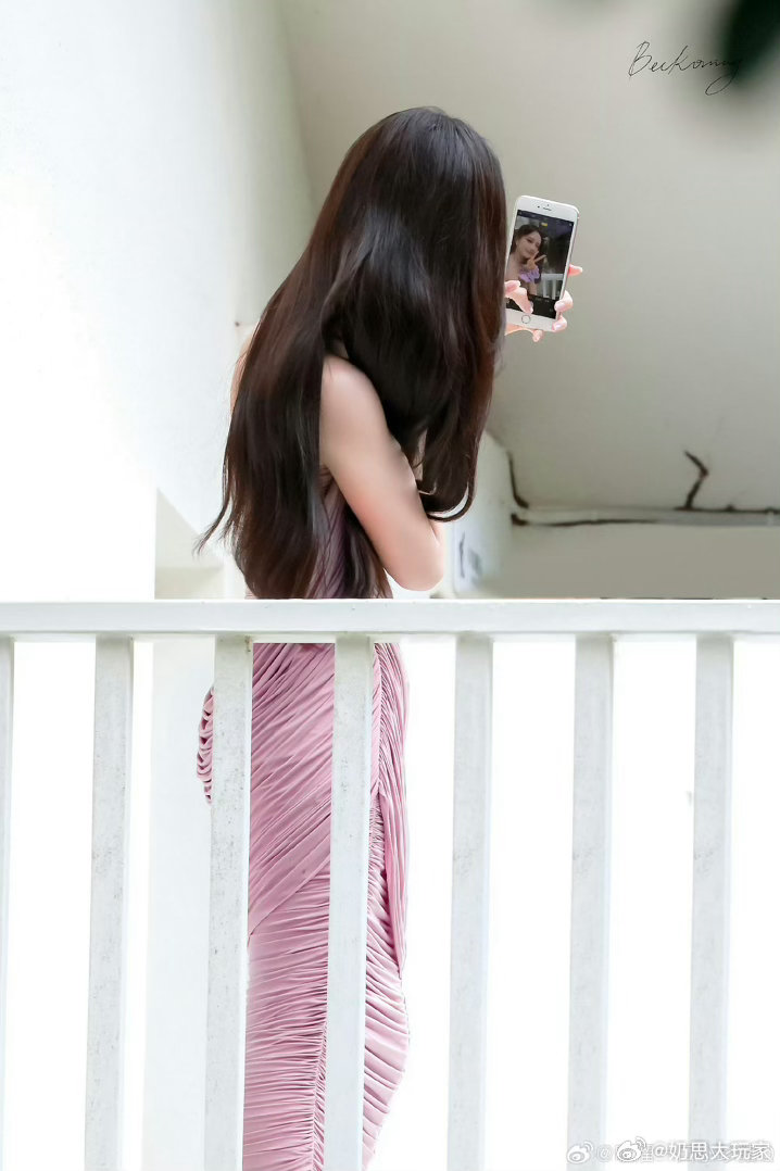 李一桐隔着玻璃给粉丝比心、我保证这个李一桐是天使玻璃挡得住身形，挡不住温柔，李一