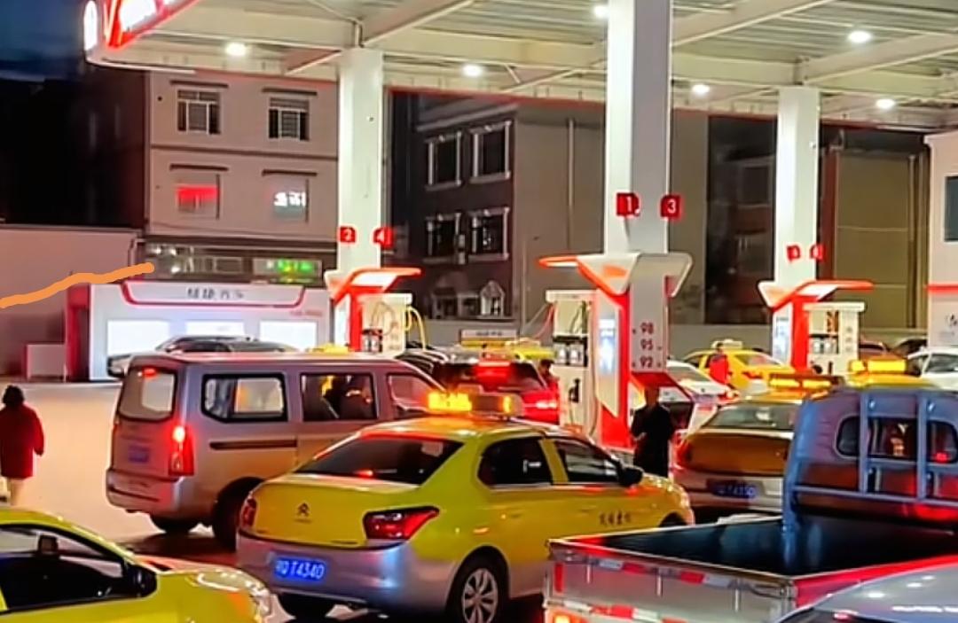 这两天从早到晚，中国所有大城市都出现了一个多年难得一见的奇观，那就是各大加油站挤