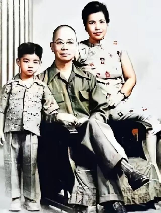 1950年6月10日，台北马场町刑场。一个穿着草绿色军便服的中年人被押上刑场，他
